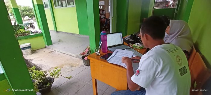 Staf TU Melakukan Pembaruan Data pada Aplikasi PDUM Staf TU Melakukan Pembaruan Data pada Aplikasi PDUM