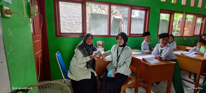 MIN 4 Batang Hari Serahkan Buku Tabungan Siswa ke Petugas Bank 9 Jambi