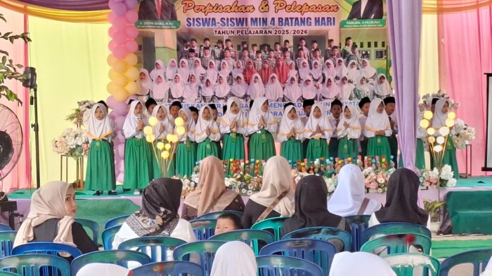 Penampilan Siswa Kelas I B Meriahkan Acara Perpisahan Siswa Kelas VI MIN 4 Batang Hari