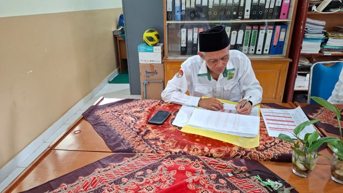 Pengisian Absen Manual Guru oleh Pak Ridwan, S.Pd.I. di MIN 4 Batang Hari