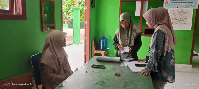 Penyerahan Buku Tabungan Siswa Kelas 3B MIN 4 Batang Hari dari Bank 9 Jambi Penyerahan Buku Tabungan Siswa Kelas 3B MIN 4 Batang Hari dari Bank 9 Jambi