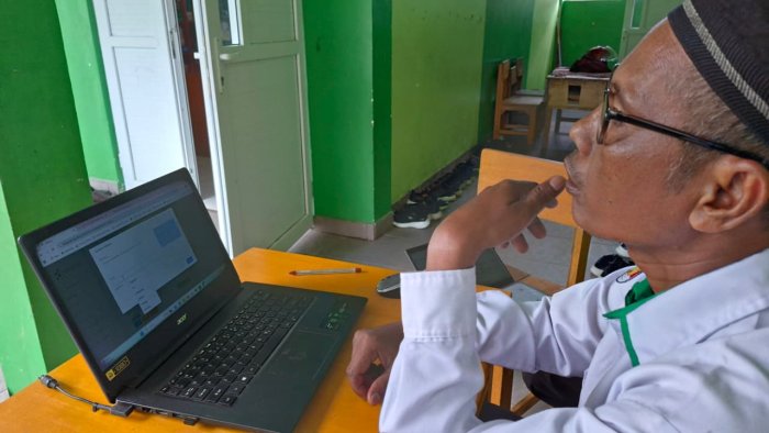 Guru MIN 4 Batang Hari Manfaatkan Waktu di Madrasah untuk Menyusun SKP