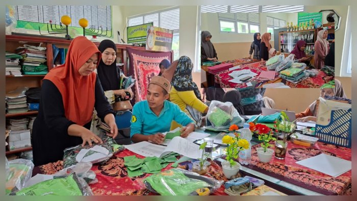 Pengambilan Seragam Siswa Baru MIN 4 Batang Hari Berjalan Tertib dan Lancar Pengambilan Seragam Siswa Baru MIN 4 Batang Hari Berjalan Tertib dan Lancar