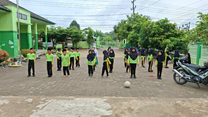 Siswa Kelas I C MIN 4 Batang Hari Laksanakan Pembelajaran PJOK di Luar Kelas