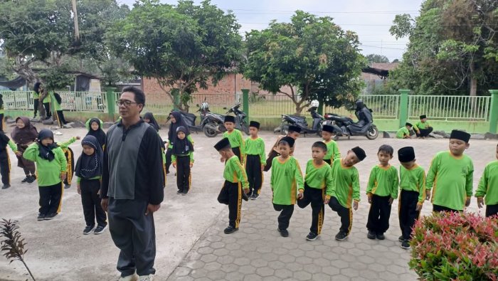 Siswa Kelas I C MIN 4 Batang Hari Semangat Ikuti Pembelajaran PJOK di Halaman Madrasah Siswa Kelas I C MIN 4 Batang Hari Semangat Ikuti Pembelajaran PJOK di Halaman Madrasah