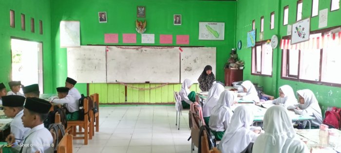 Guru Senior MIN 4 Batang Hari Menjadi Teladan Bagi Rekan dan Siswa