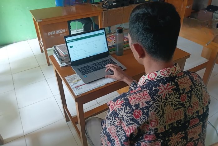 Staf TU Hendrik Pratama Lakukan Pembaruan Data Sistem Informasi Sarana dan Prasarana Madrasah (SIM-SARPRAS)