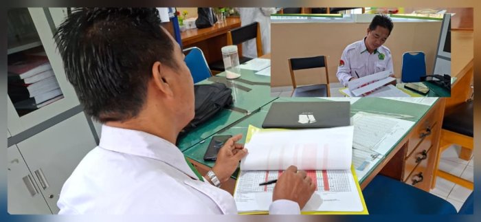 Staf TU Yusuf Tertib Isi Absensi Manual di Lingkungan Madrasah Staf TU Yusuf Tertib Isi Absensi Manual di Lingkungan Madrasah