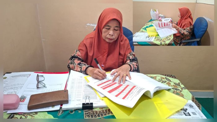 Pastikan Administrasi Tertib, Kepala MIN 4 Batang Hari Tandatangani LCKH dan Absensi Guru