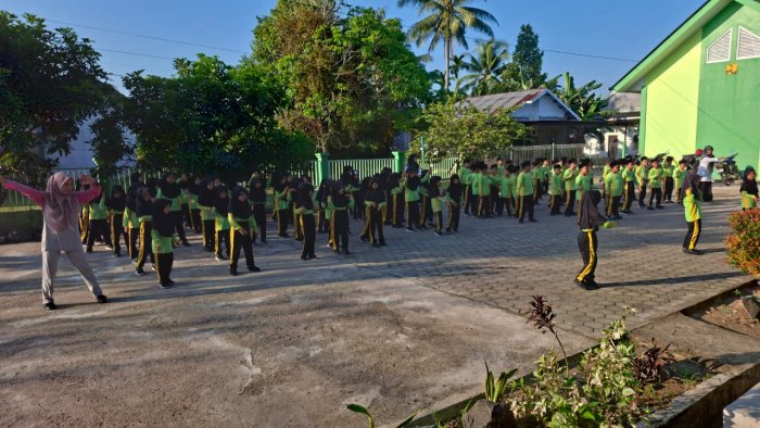 Senam Bersama Siswa Kelas IA, IB, dan IC MIN 4 Batang Hari Berlangsung Meriah Senam Bersama Siswa Kelas IA, IB, dan IC MIN 4 Batang Hari Berlangsung Meriah
