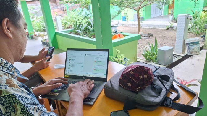 Staf TU Yusuf Membuat Surat TKA