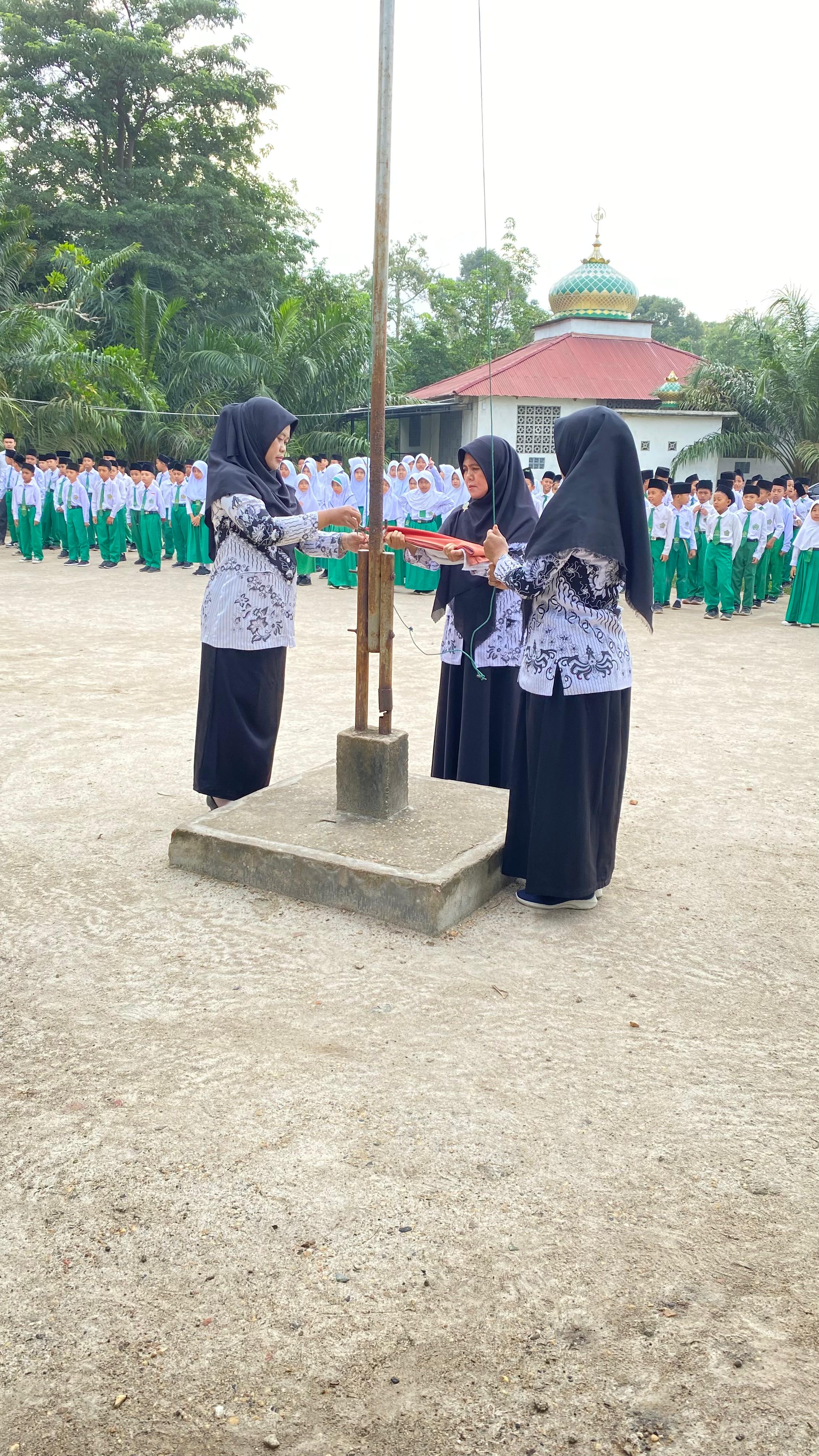 382 Siswa MIN 4 Batang Hari Ikuti Upacara Hari Guru ke-30 382 Siswa MIN 4 Batang Hari Ikuti Upacara Hari Guru ke-30