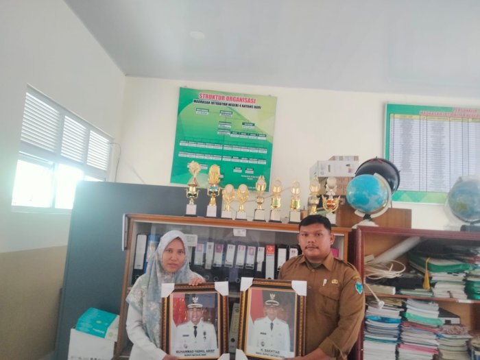 Penyerahan Foto Bupati dan Wakil Bupati dari Diskominfo Batang Hari
