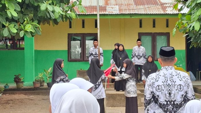 Upacara Bendera Peringatan Hari Guru Nasional ke-80 di MIN 4 Batang Hari
