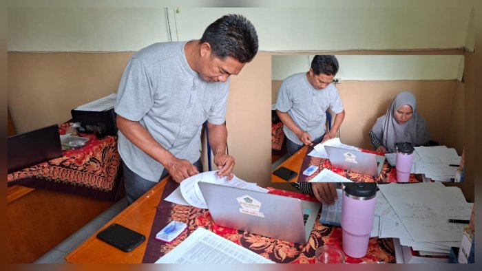 Tertib Administrasi, Staf TU Yusuf Mafaza Bubuhkan Stempel LCKH Guru