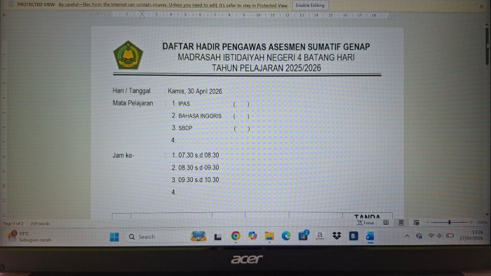 Staf TU Hendrik Susun Daftar Hadir Pengawas Asesmen Sumatif