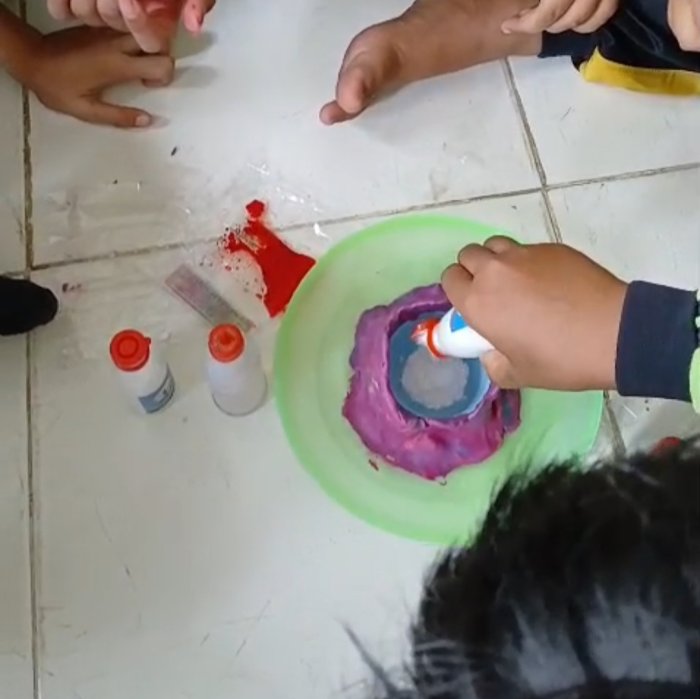 Siswa Kelas VI B Praktik IPAS Materi Gunung Meletus Siswa Kelas VI B Praktik IPAS Materi Gunung Meletus
