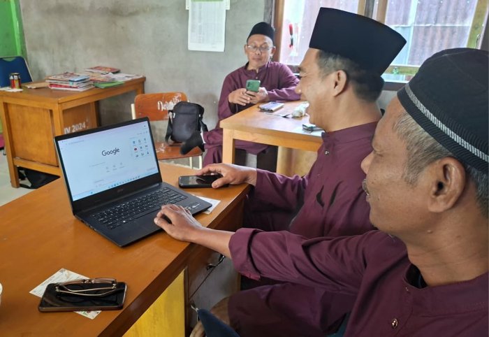Staf TU Yusuf Laksanakan Pengunggahan Data SKP di MIN 4 Batang Hari