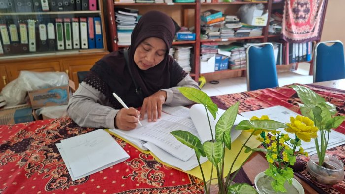 Tertib Administrasi, Sarminah, S.Pd. Tandatangani LCKH Guru Tertib Administrasi, Sarminah, S.Pd. Tandatangani LCKH Guru