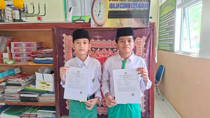 Siswa MIN 4 Batang Hari Ambil Sertifikat TKA sebagai Bukti Prestasi Akademik