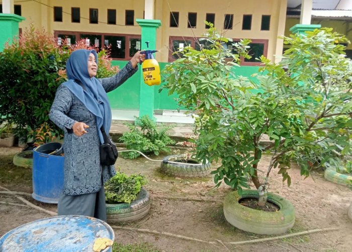 Kegiatan Penyiraman Tanaman di Lingkungan Madrasah