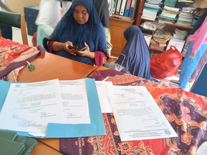 Ibu Holila, S.Pd.I Mengecek Undangan Perpisahan Siswa Kelas VI