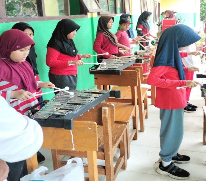 Siswa MIN 4 Batang Hari Semangat Latihan Drum Band