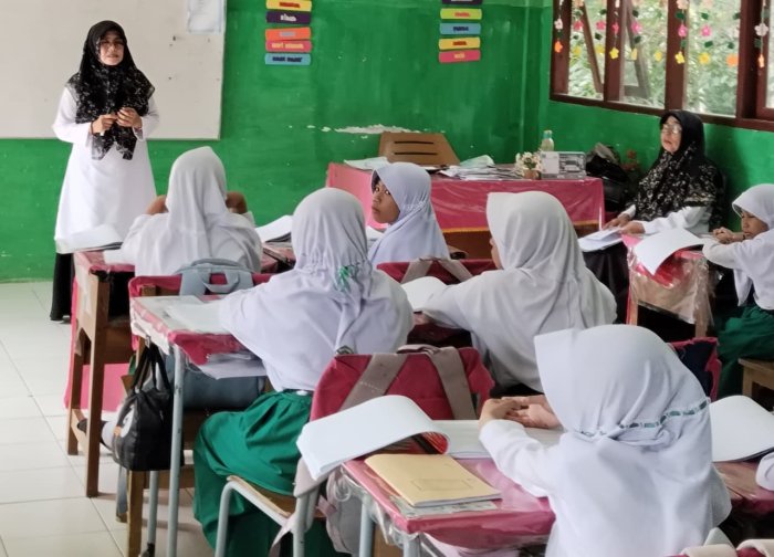 Hari Kelima, Kepala MIN 4 Batang Hari Laksanakan Supervisi Pembelajaran di Kelas Bersama Guru Siti Muslikah, S.Pd.I.