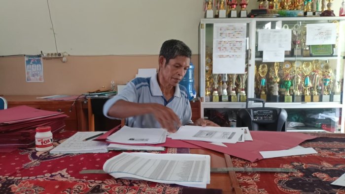 Staf TU Ramlan Teliti Data PIP Demi Kelancaran Penyaluran Bantuan Pendidikan Staf TU Ramlan Teliti Data PIP Demi Kelancaran Penyaluran Bantuan Pendidikan