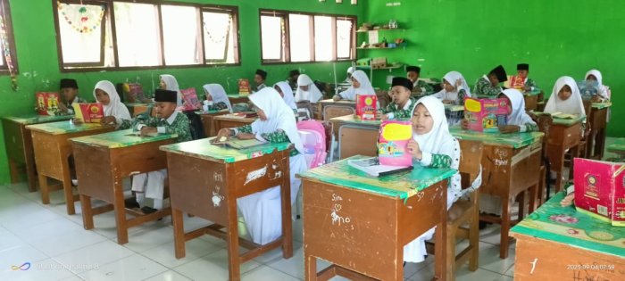Siswa MIN 4 Batang Hari Biasakan Membaca Surah Pendek Sebelum Belajar Dimulai Siswa MIN 4 Batang Hari Biasakan Membaca Surah Pendek Sebelum Belajar Dimulai