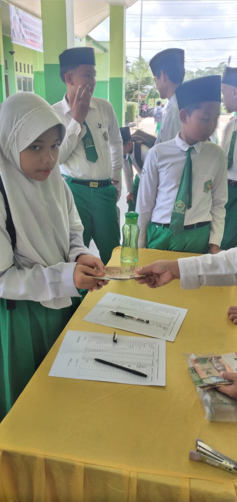 MIN 4 Batang Hari Salurkan Bantuan Kuota Internet untuk Siswa Peserta UM Online