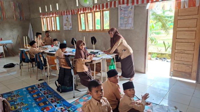 bu Sarminah, S.Pd.I Laksanakan Tugas Guru Piket di MIN 4 Batang Hari