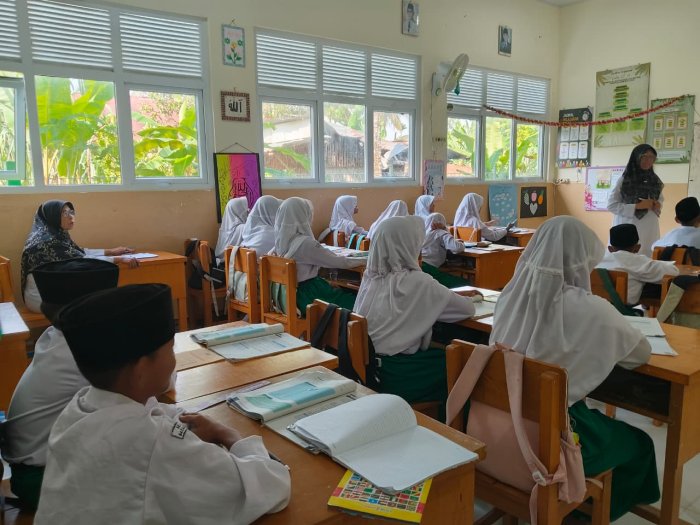 Kepala Madrasah MIN 4 Batang Hari Laksanakan Supervisi Pembelajaran di Kelas VI B