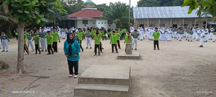 Guru Sarminah, S.Pd. Pimpin Senam Pagi di MIN 4 Batang Hari dengan Semangat