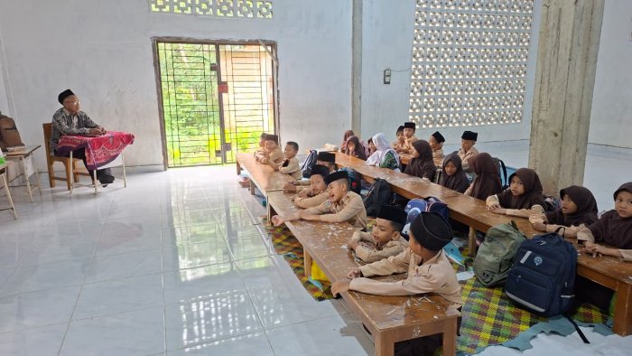 Pembiasaan Membaca Surah Pendek Sebelum Pelajaran Al-Quran Hadis Dimulai Pembiasaan Membaca Surah Pendek Sebelum Pelajaran Al-Quran Hadis Dimulai