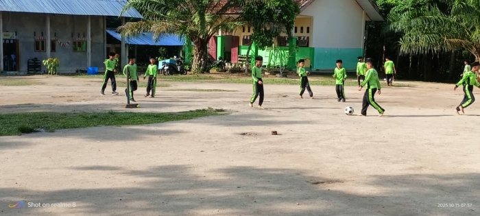 Siswa MIN 4 Batang Hari Antusias Ikuti Pembelajaran PJOK dengan Bermain di Luar Kelas