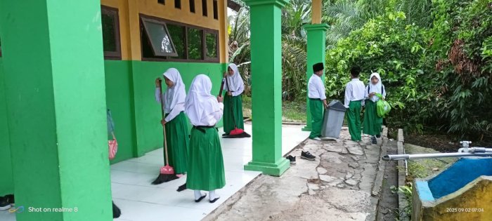 Siswa MIN 4 Batang Hari Disiplin Laksanakan Piket Kelas