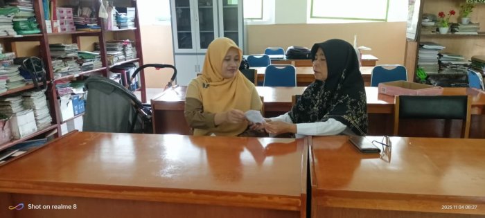 Petugas Puskesmas Muara Bulian Serahkan Surat BIAS ke MIN 4 Batang Hari