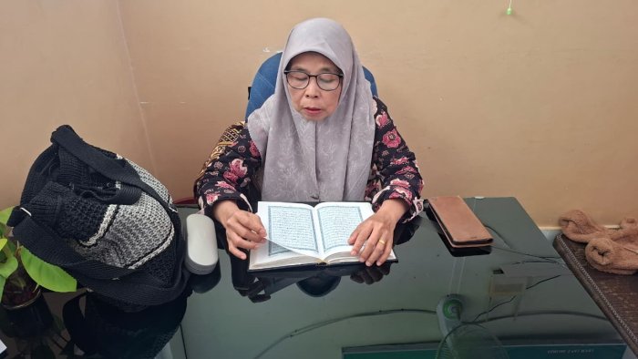 Kepala Madrasah Awali Kegiatan Pagi dengan Membaca Al-Quran di Bulan Ramadhan Kepala Madrasah Awali Kegiatan Pagi dengan Membaca Al-Quran di Bulan Ramadhan