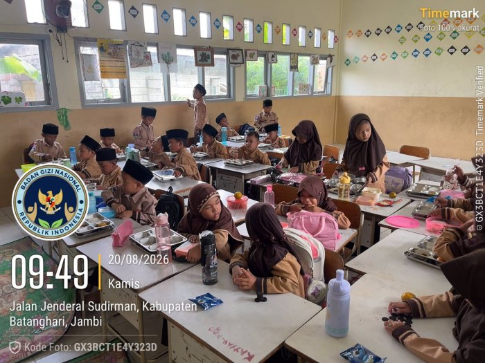 Siswa MIN 4 Batang Hari Antusias Menikmati Makan Bergizi Gratis Bersama Siswa MIN 4 Batang Hari Antusias Menikmati Makan Bergizi Gratis Bersama