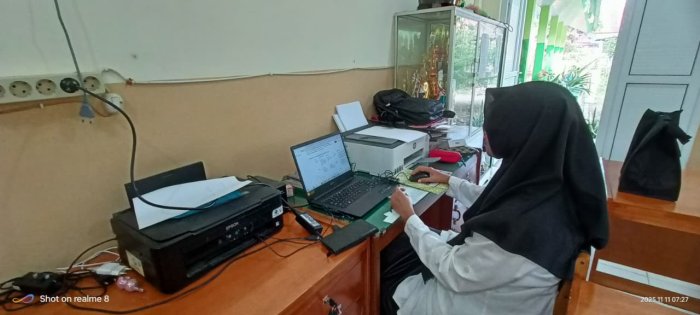Guru MIN 4 Batang Hari Qurata Aini, S.Pd.I. Siapkan Soal Ujian dengan Cermat Guru MIN 4 Batang Hari Qurata Aini, S.Pd.I. Siapkan Soal Ujian dengan Cermat