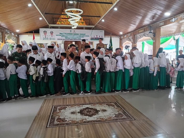 Bupati, Kakan Kemenag, dan Siswa MIN 4 Hadiri Penyaluran Bantuan Baznas