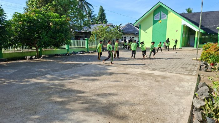 Pembelajaran PJOK Kelas VI A MIN 4 Batang Hari Dilaksanakan di Lapangan Madrasah Pembelajaran PJOK Kelas VI A MIN 4 Batang Hari Dilaksanakan di Lapangan Madrasah