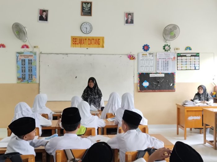 Kepala Madrasah MIN 4 Batang Hari Laksanakan Supervisi di Kelas VI A