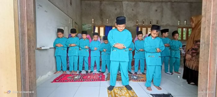 Siswa Kelas 2B Laksanakan Salat Duha Berjamaah dengan Bimbingan Wali Kelas