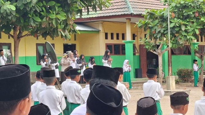 MIN 4 Batang Hari Laksanakan Upacara Bendera dengan Tertib dan Khidmat