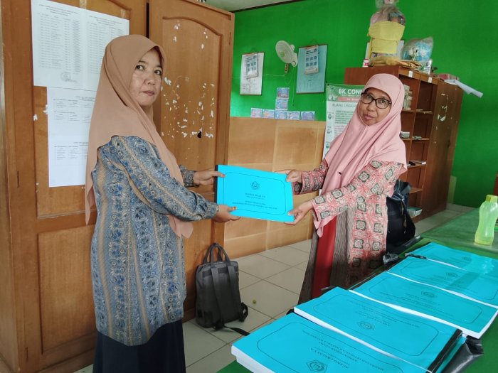 Elia, S.Pd dan Dahlia, S.Ag Terima Buku Agenda Harian untuk Wali Kelas Elia, S.Pd dan Dahlia, S.Ag Terima Buku Agenda Harian untuk Wali Kelas