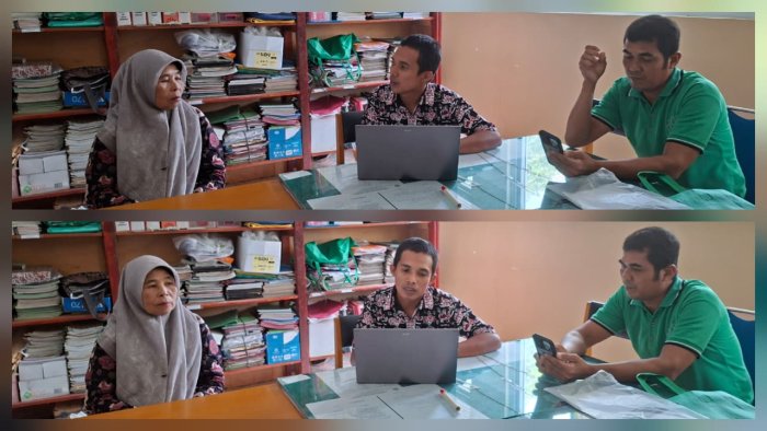 Kepala Madrasah dan Staf TU Solihin Menyiapkan Data Permintaan Wali Murid Kelas VI Kepala Madrasah dan Staf TU Solihin Menyiapkan Data Permintaan Wali Murid Kelas VI