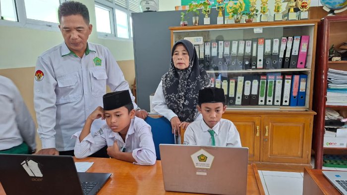 Simulasi TKA Diawasi Langsung oleh Kepala Madrasah