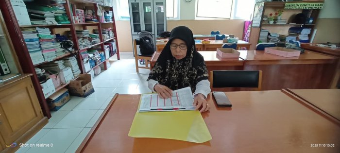 Kepala MIN 4 Batang Hari Lakukan Pengecekan Absen Manual Guru dan Pegawai